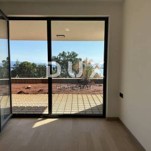 OPATIJA, CENTAR- stan 59,86m2 DB+2S s panoramskim pogledom na more- prizemlje + okućnica 73,1m2- APP 204