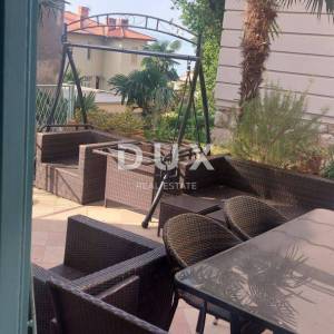 OPATIJA, CENTAR- stan 67m2 (155m2) s pogledom na more+ terasa 30m2 + garaža + 2x konoba + 1 parking