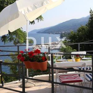 OPATIJA, CENTAR - stan s terasom i pogledom na more! PRILIKA!