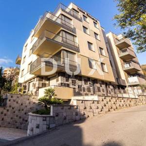 OPATIJA, CENTAR - stan u novogradnji s vrtom i garažom, udaljen 200 metara od mora, strogi centar Opatija