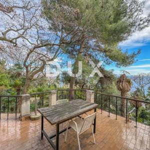 OPATIJA, CENTAR - unikatna povijesna vila površine 484m2 drugi red do mora