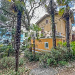 OPATIJA, CENTAR - unikatna povijesna vila površine 484m2 drugi red do mora