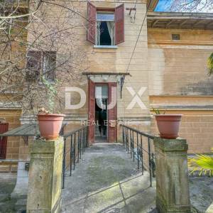 OPATIJA, CENTAR - unikatna povijesna vila površine 484m2 drugi red do mora