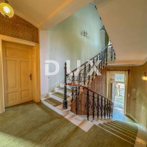 OPATIJA, CENTAR - unikatna povijesna vila površine 484m2 drugi red do mora
