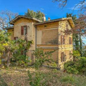 OPATIJA, CENTAR - unikatna povijesna vila površine 484m2 drugi red do mora