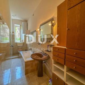 OPATIJA, CENTAR - unikatna povijesna vila površine 484m2 drugi red do mora