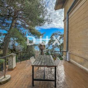 OPATIJA, CENTAR - unikatna povijesna vila površine 484m2 drugi red do mora