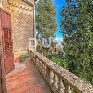 OPATIJA, CENTAR - unikatna povijesna vila površine 484m2 drugi red do mora