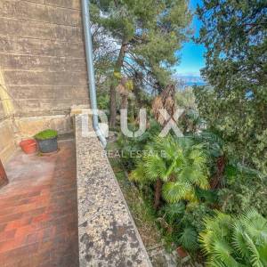 OPATIJA, CENTAR - unikatna povijesna vila površine 484m2 drugi red do mora