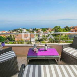 OPATIJA, CENTAR – veliki dvoetažni stan 122m2 s panoramskim pogledom na more, dvije garaže, blizina centra