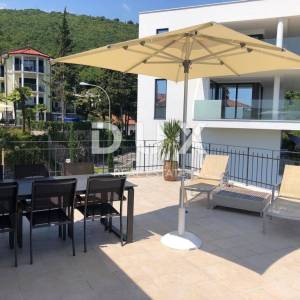OPATIJA, CENTAR - veliki stan u austro ugarskoj vili s parkingom i terasom za dugoročni najam