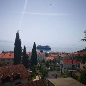 OPATIJA-CENTAR za najam nudimo ovu vrhunsku elegantnu i profinjenu nekretninu s panoramskim pogledom na more