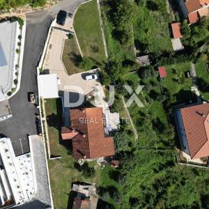 OPATIJA, CENTAR - zemljište 1008m2 za vilu 400m2 iznad centra Opatije s građevinskom dozvolom, panoramski pogled na more ...