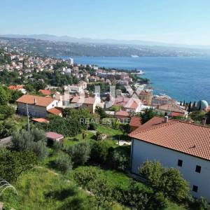 OPATIJA, CENTAR - zemljište 1008m2 za vilu 400m2 iznad centra Opatije s građevinskom dozvolom, panoramski pogled na more ...