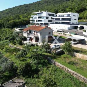 OPATIJA, CENTAR - zemljište 1008m2 za vilu 400m2 iznad centra Opatije s građevinskom dozvolom, panoramski pogled na more ...