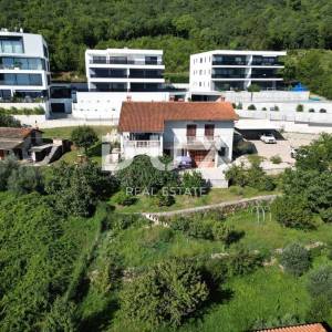 OPATIJA, CENTAR - zemljište 921m2, u centru Opatije s građevinskom dozvolom za vilu s bazenom, panoramski pogled na more