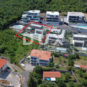 OPATIJA, CENTAR - zemljište 921m2, u centru Opatije s građevinskom dozvolom za vilu s bazenom, panoramski pogled na more