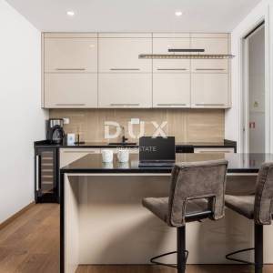OPATIJA, CENTAR – zimski najam – prostrani apartman s pogledom na more, garažom i terasom