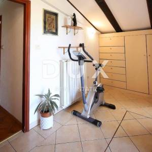 OPATIJA - dio kuće s pogledom na more s 2 stana i 1 apartmanom