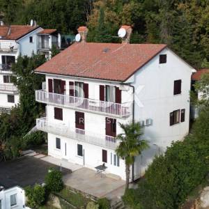 OPATIJA - dio kuće s pogledom na more s 2 stana i 1 apartmanom