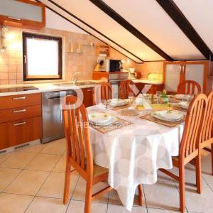 OPATIJA - dio kuće s pogledom na more s 2 stana i 1 apartmanom