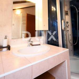 OPATIJA - dio kuće s pogledom na more s 2 stana i 1 apartmanom