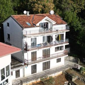 OPATIJA - dio kuće s pogledom na more s 2 stana i 1 apartmanom