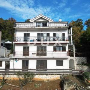 OPATIJA - dio kuće s pogledom na more s 2 stana i 1 apartmanom