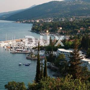 OPATIJA - dio kuće s pogledom na more s 2 stana i 1 apartmanom