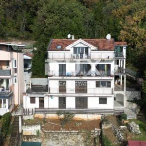 OPATIJA - dio kuće s pogledom na more s 2 stana i 1 apartmanom