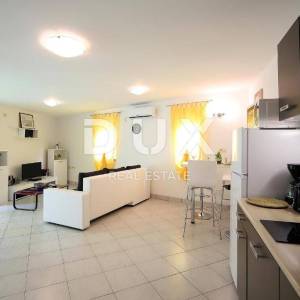 OPATIJA - dio kuće s pogledom na more s 2 stana i 1 apartmanom