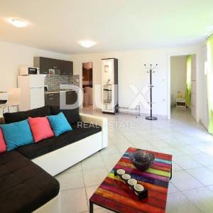 OPATIJA - dio kuće s pogledom na more s 2 stana i 1 apartmanom