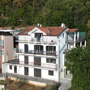 OPATIJA - dio kuće s pogledom na more s 2 stana i 1 apartmanom