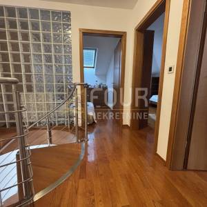 Opatija, Ičići, 92.18m2, dvoetažni stan, garaža