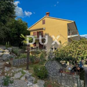 OPATIJA, IČIĆI – kuća blizu marine Ičići za uređivanje, bogata okućnica, panoramski pogled na more, garaže