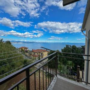 OPATIJA, IČIĆI – kuća blizu marine Ičići za uređivanje, bogata okućnica, panoramski pogled na more, garaže