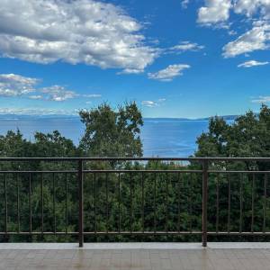 OPATIJA, IČIĆI – kuća blizu marine Ičići za uređivanje, bogata okućnica, panoramski pogled na more, garaže