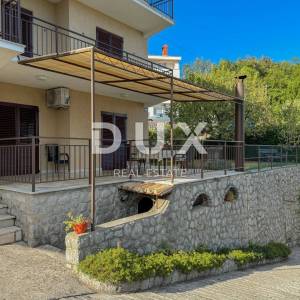 OPATIJA, IČIĆI – kuća blizu marine Ičići za uređivanje, bogata okućnica, panoramski pogled na more, garaže