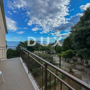OPATIJA, IČIĆI – kuća blizu marine Ičići za uređivanje, bogata okućnica, panoramski pogled na more, garaže
