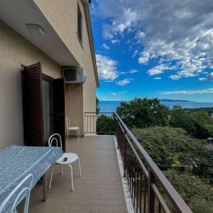 OPATIJA, IČIĆI – kuća blizu marine Ičići za uređivanje, bogata okućnica, panoramski pogled na more, garaže