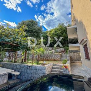 OPATIJA, IČIĆI – kuća blizu marine Ičići za uređivanje, bogata okućnica, panoramski pogled na more, garaže