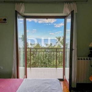 OPATIJA, IČIĆI – kuća blizu marine Ičići za uređivanje, bogata okućnica, panoramski pogled na more, garaže