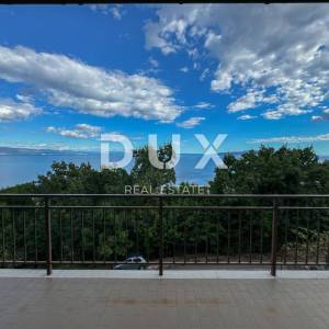 OPATIJA, IČIĆI – kuća blizu marine Ičići za uređivanje, bogata okućnica, panoramski pogled na more, garaže