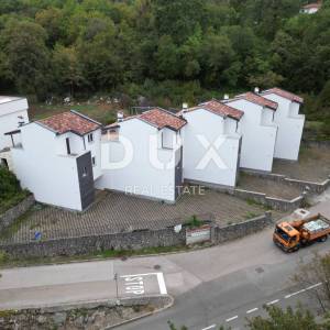 OPATIJA, IČIĆI, POLJANE- kuće u nizu 590m2, 5 kom s pogledom na more  i 2 bazena + okoliš 700m2