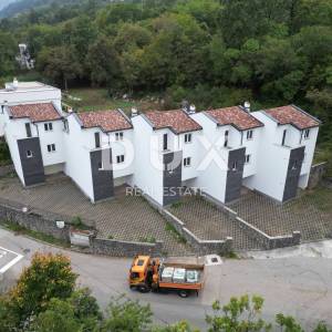 OPATIJA, IČIĆI, POLJANE- kuće u nizu 590m2, 5 kom s pogledom na more  i 2 bazena + okoliš 700m2