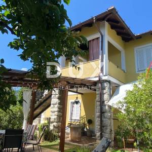 OPATIJA, IČIĆI – prekrasna vila s bogatom okućnicom i pogledom na more, garaža i blizina mora