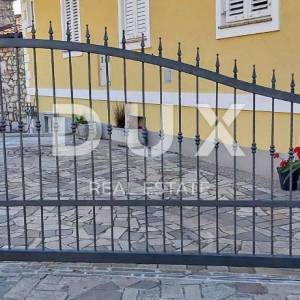 OPATIJA, IČIĆI – prekrasna vila s bogatom okućnicom i pogledom na more, garaža i blizina mora