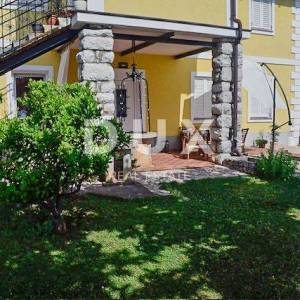 OPATIJA, IČIĆI – prekrasna vila s bogatom okućnicom i pogledom na more, garaža i blizina mora