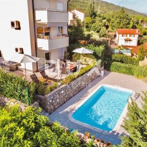 OPATIJA, IČIĆI - stan 70m2 s terasom, pogledom na more, okućnicom i zajedničkim bazenom