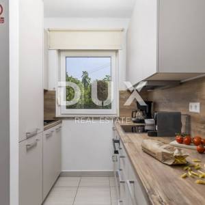 OPATIJA, IČIĆI - stan 70m2 s terasom, pogledom na more, okućnicom i zajedničkim bazenom
